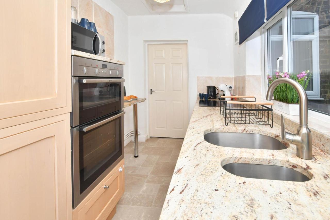 The Yellow Door By Avenew Management Serviced Accommodation Stoke-on-Trent Экстерьер фото