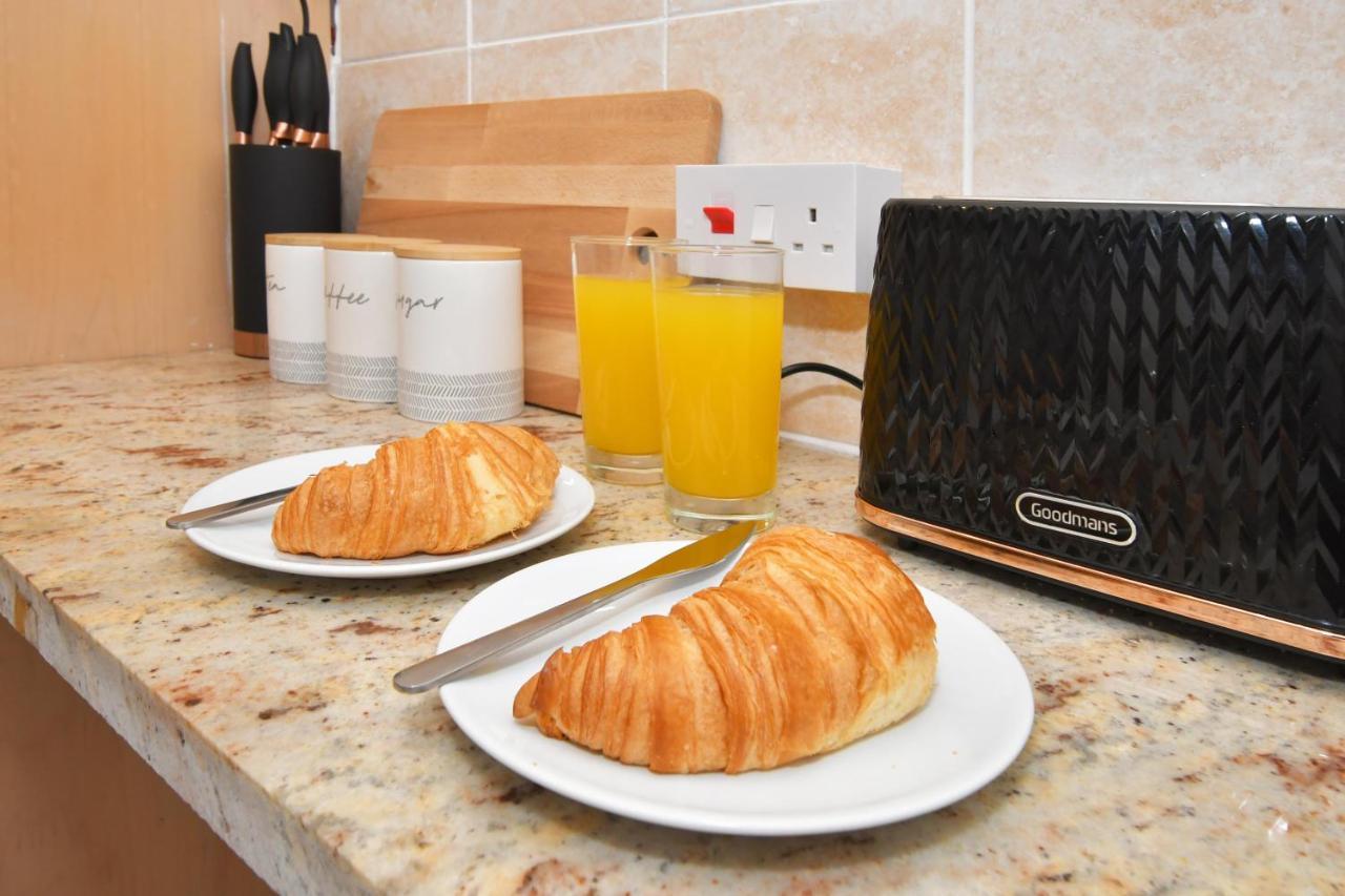 The Yellow Door By Avenew Management Serviced Accommodation Stoke-on-Trent Экстерьер фото