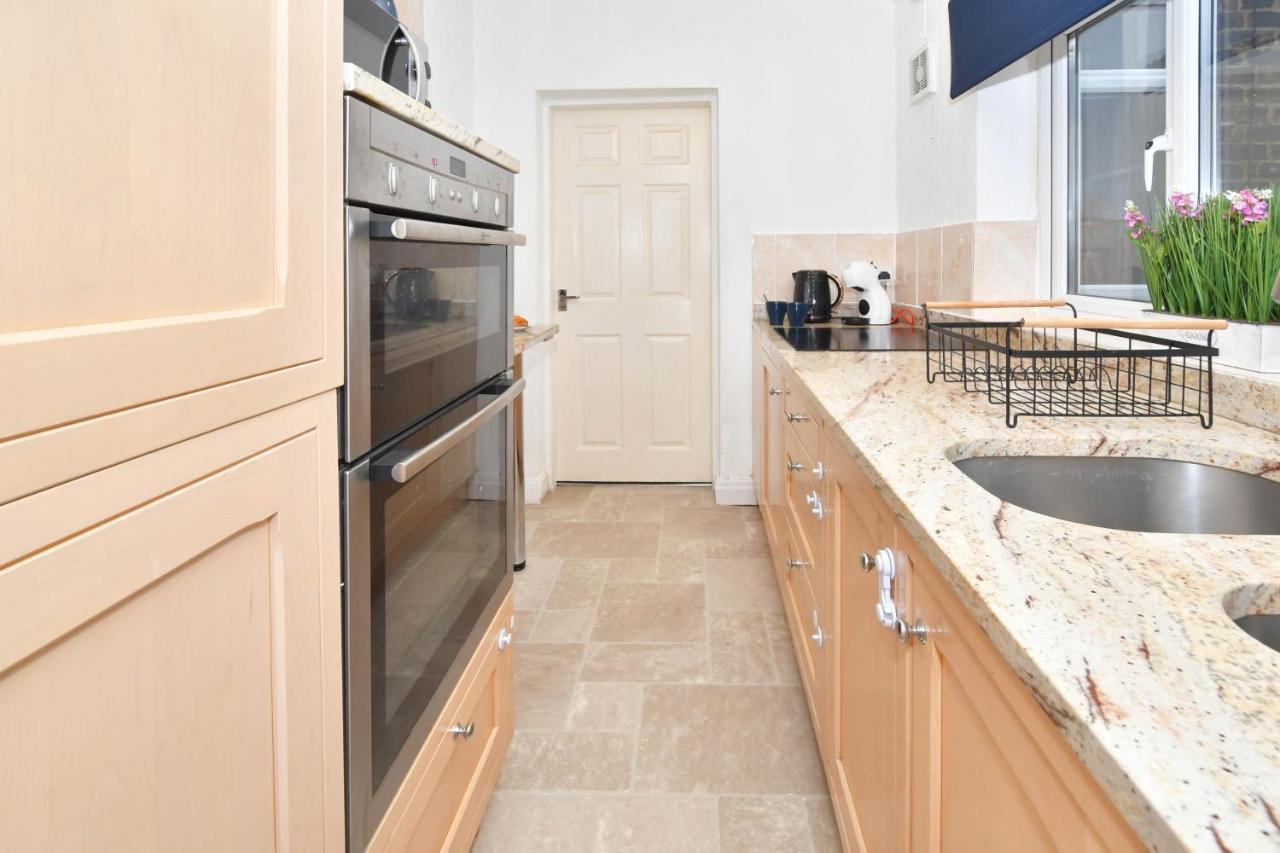 The Yellow Door By Avenew Management Serviced Accommodation Stoke-on-Trent Экстерьер фото