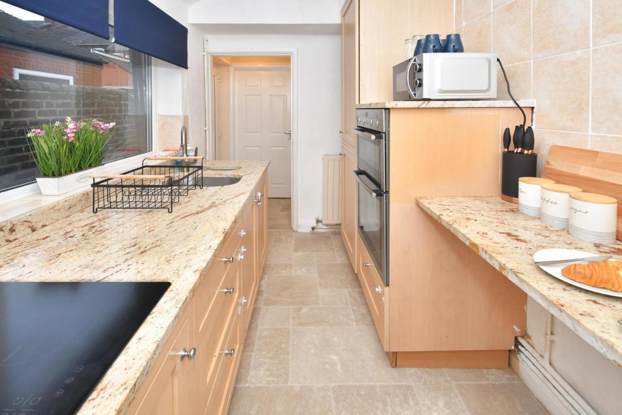 The Yellow Door By Avenew Management Serviced Accommodation Stoke-on-Trent Экстерьер фото
