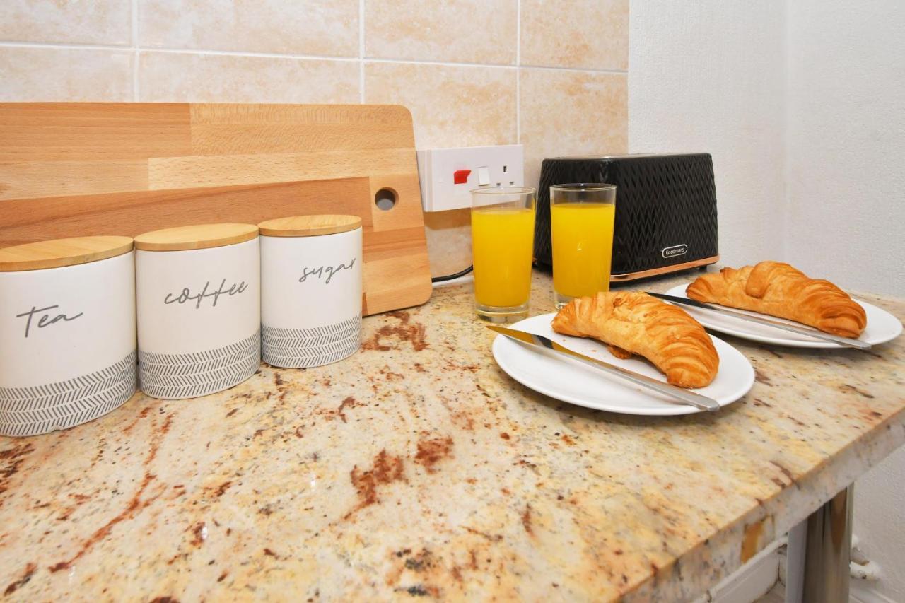 The Yellow Door By Avenew Management Serviced Accommodation Stoke-on-Trent Экстерьер фото